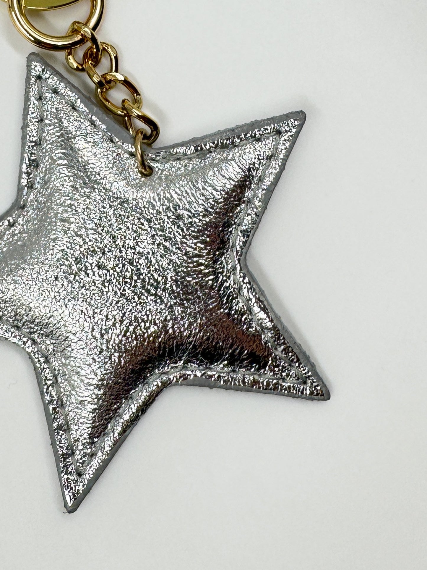 Llavero Manola Cuero Metalizado Plateado